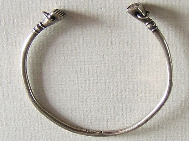 Bangle with fists – (0449)